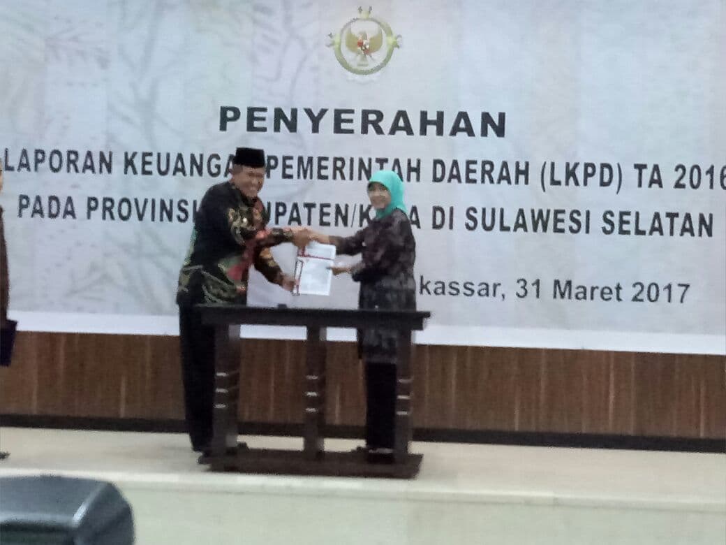 Bupati Bulukumba Serahkan LKPD 2016 ke BPK RI