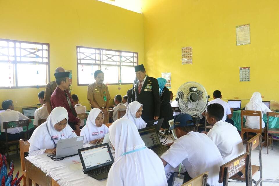 Bupati Bulukumba Pantau UN SMP, Sebanyak 7.153 Siswa Ikuti Ujian