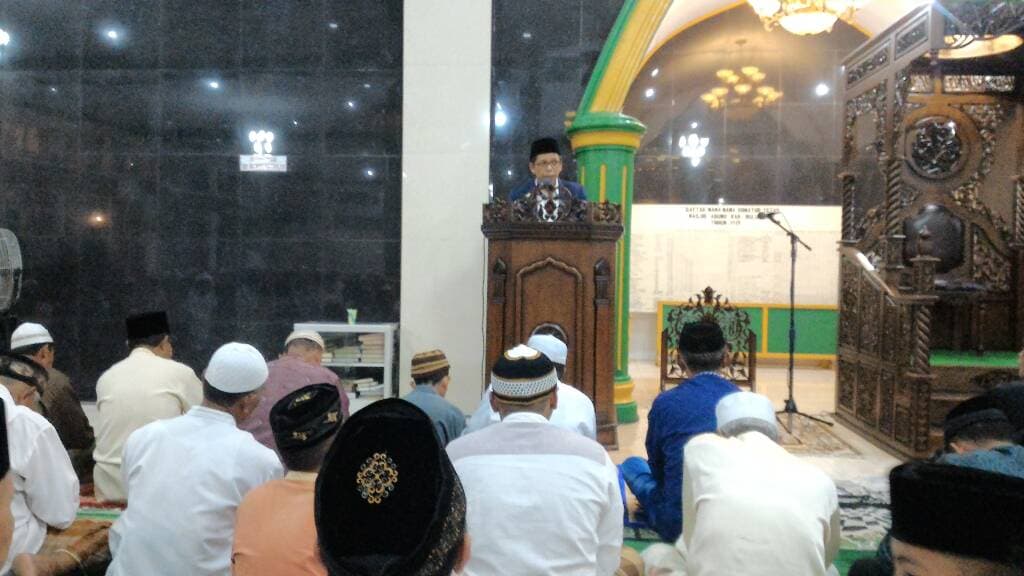 Wabup Tarawih Pertama di Masjid Agung