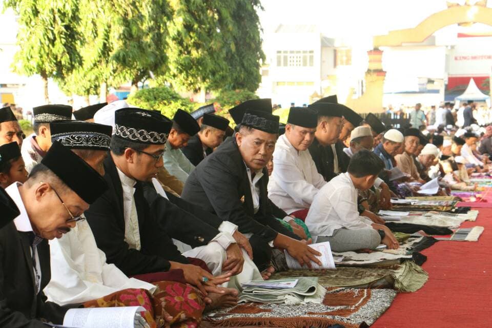 Bupati dan Wabup Shalat Idul Fitri di Kantornya