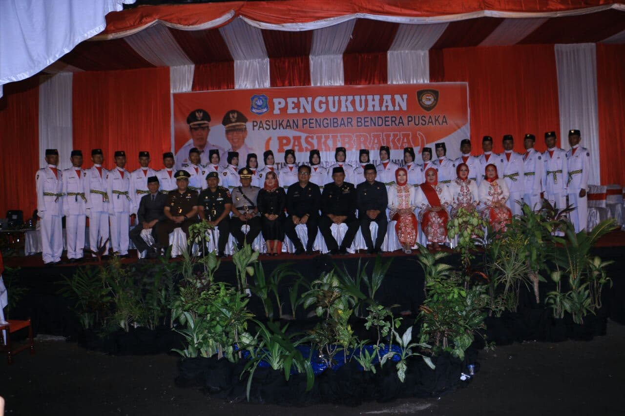 Bupati Kukuhkan Paskibraka HUT Kemerdekaan RI ke 72