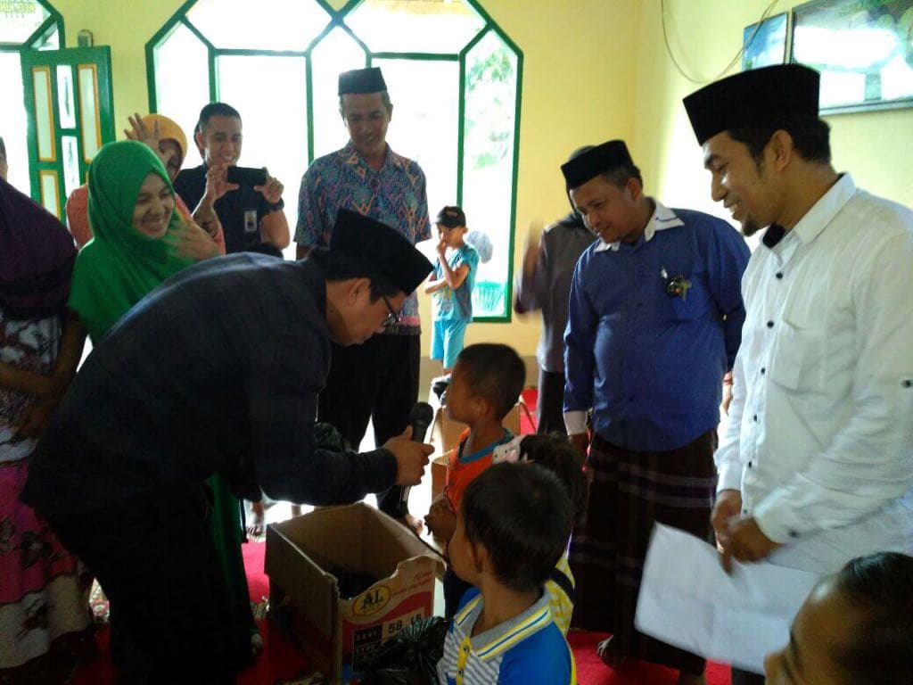 Wakil Bupati Bulukumba Serahkan Bantuan Pendidikan untuk Siswa Korban Puting Beliung di Benteng Palioi