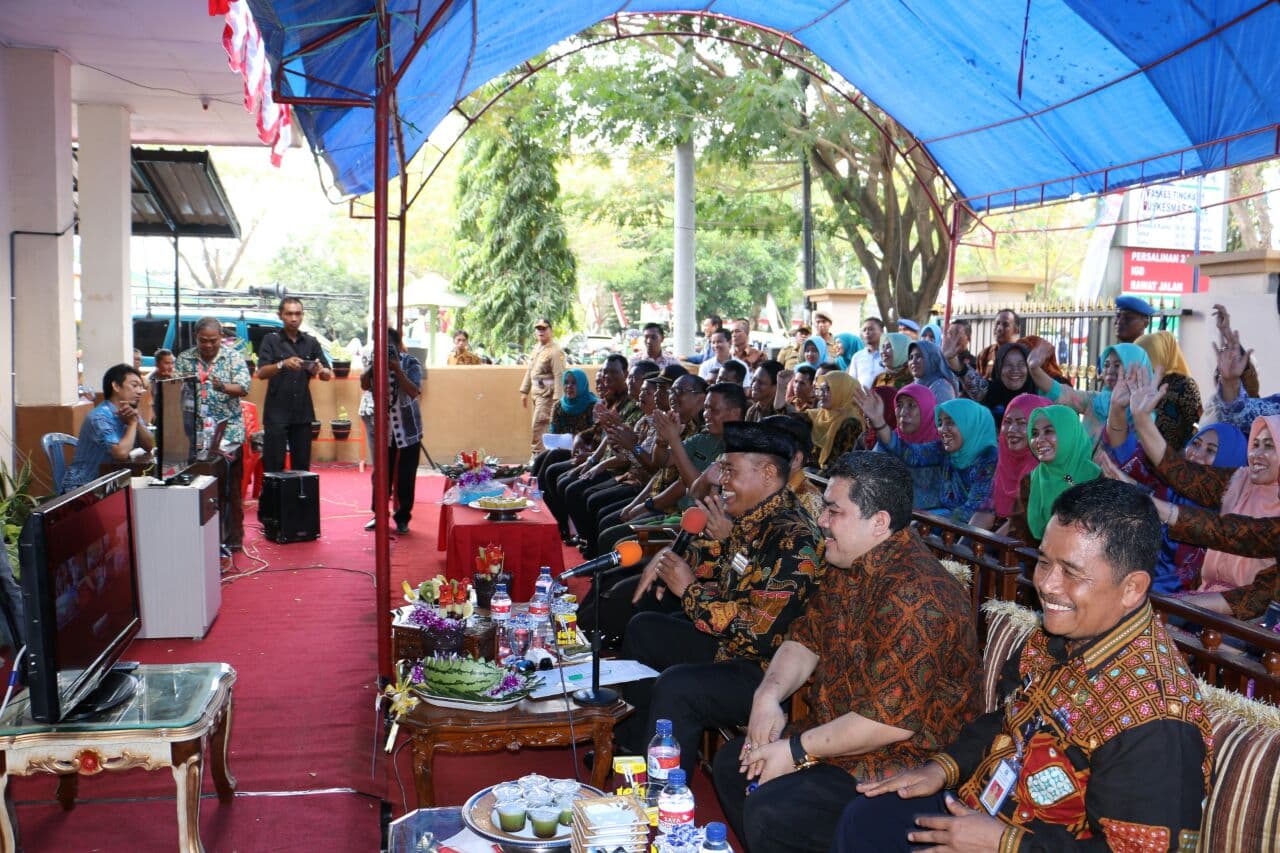 Bupati Bicara dengan Gubernur di Puskesmas Caile