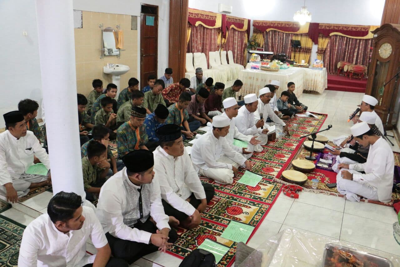 Rujab Bupati Diserbu Warga