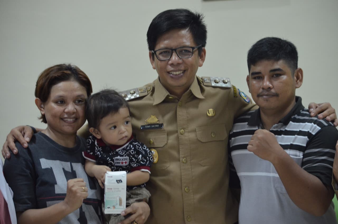 Wabup Bulukumba Serahkan Alat Bantu Dengar ke Penyandang Tunarungu