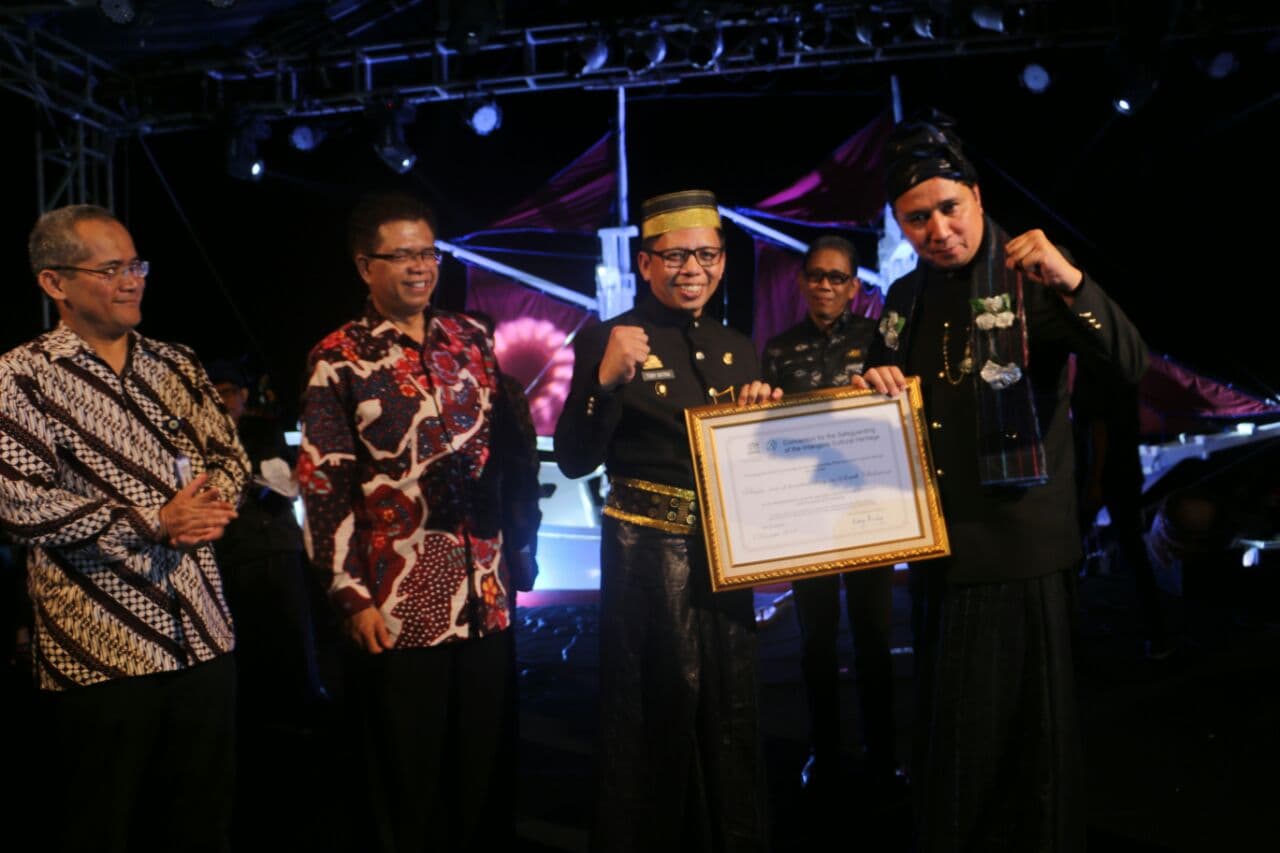 Hilmar Farid Serahkan Sertifikat Pinisi dari UNESCO