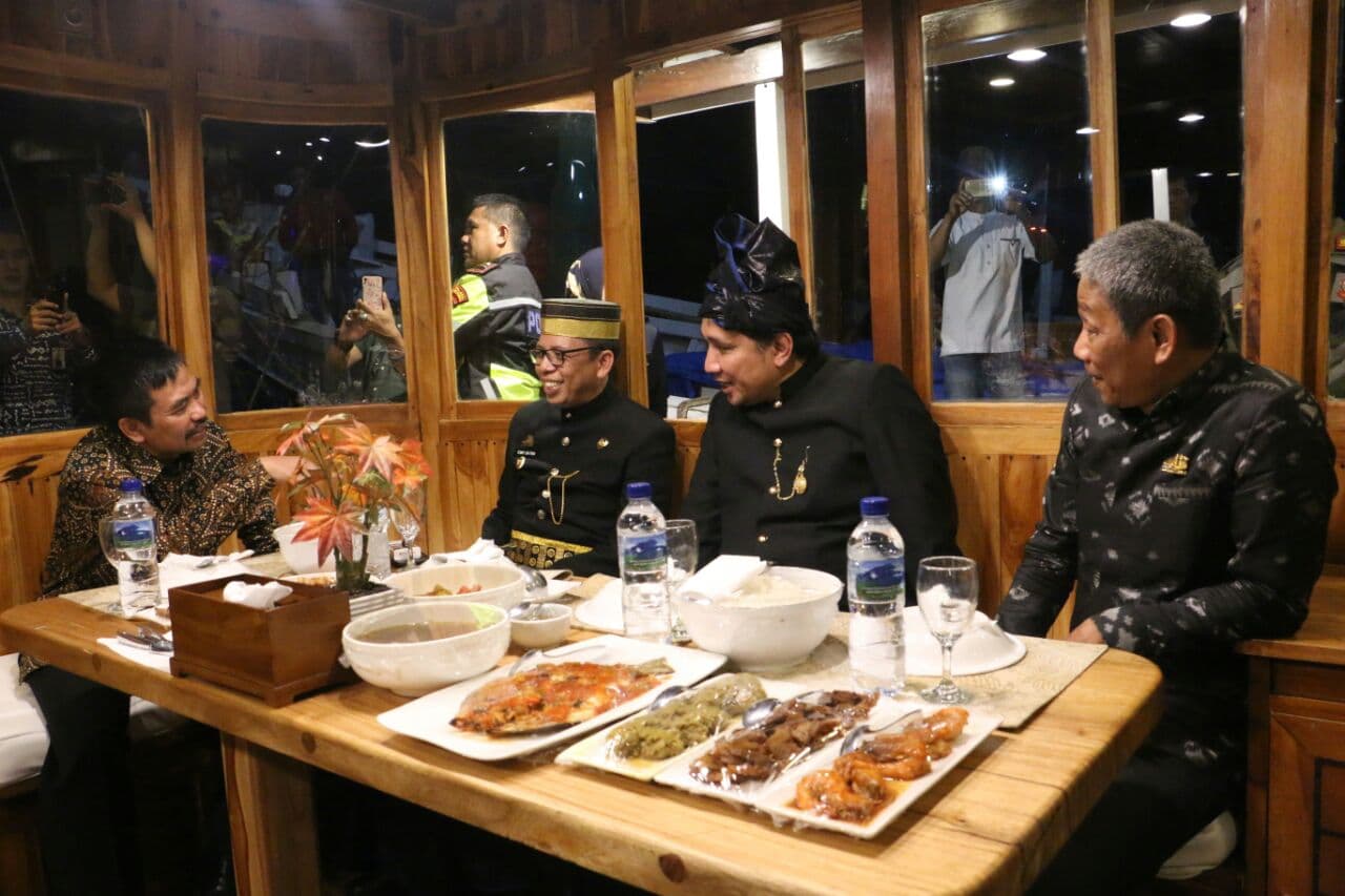 Tamu Kemendikbud Dijamu Makan Malam di Kapal Pinisi