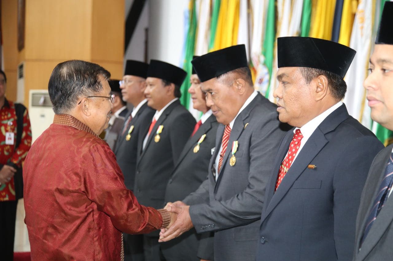 AM Sukri Sappewali Raih Satyalancana Karya Bhakti Praja Nugraha