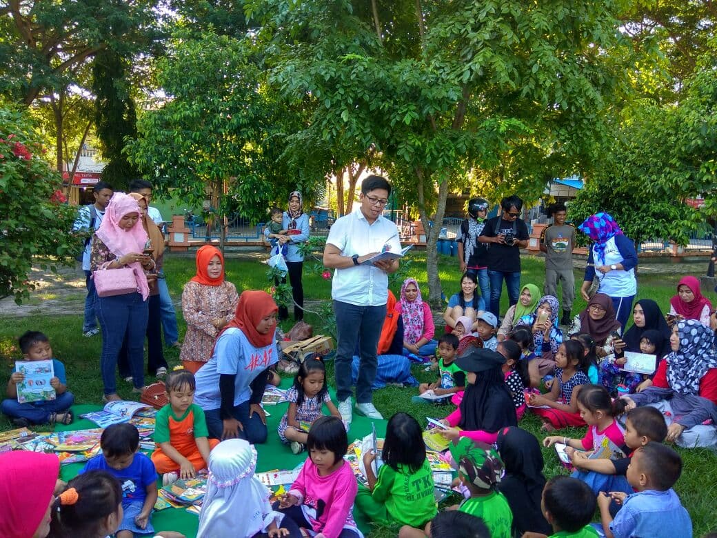 Wabup Mendongeng di depan Anak-Anak Bulukumba