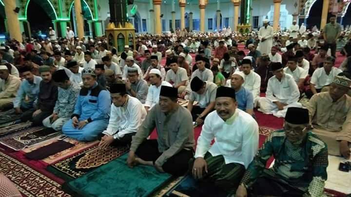 Bupati Tarwih Malam Pertama di Masjid Islamic Center Dato Tiro