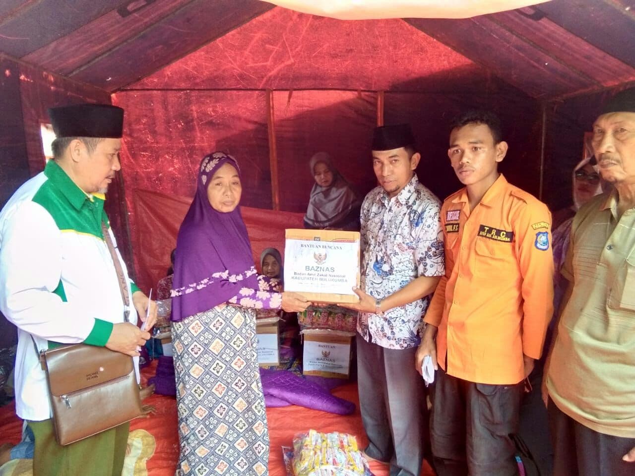 BAZNAS Salurkan Bantuan Kepada Korban Kebakaran di Bontosunggu