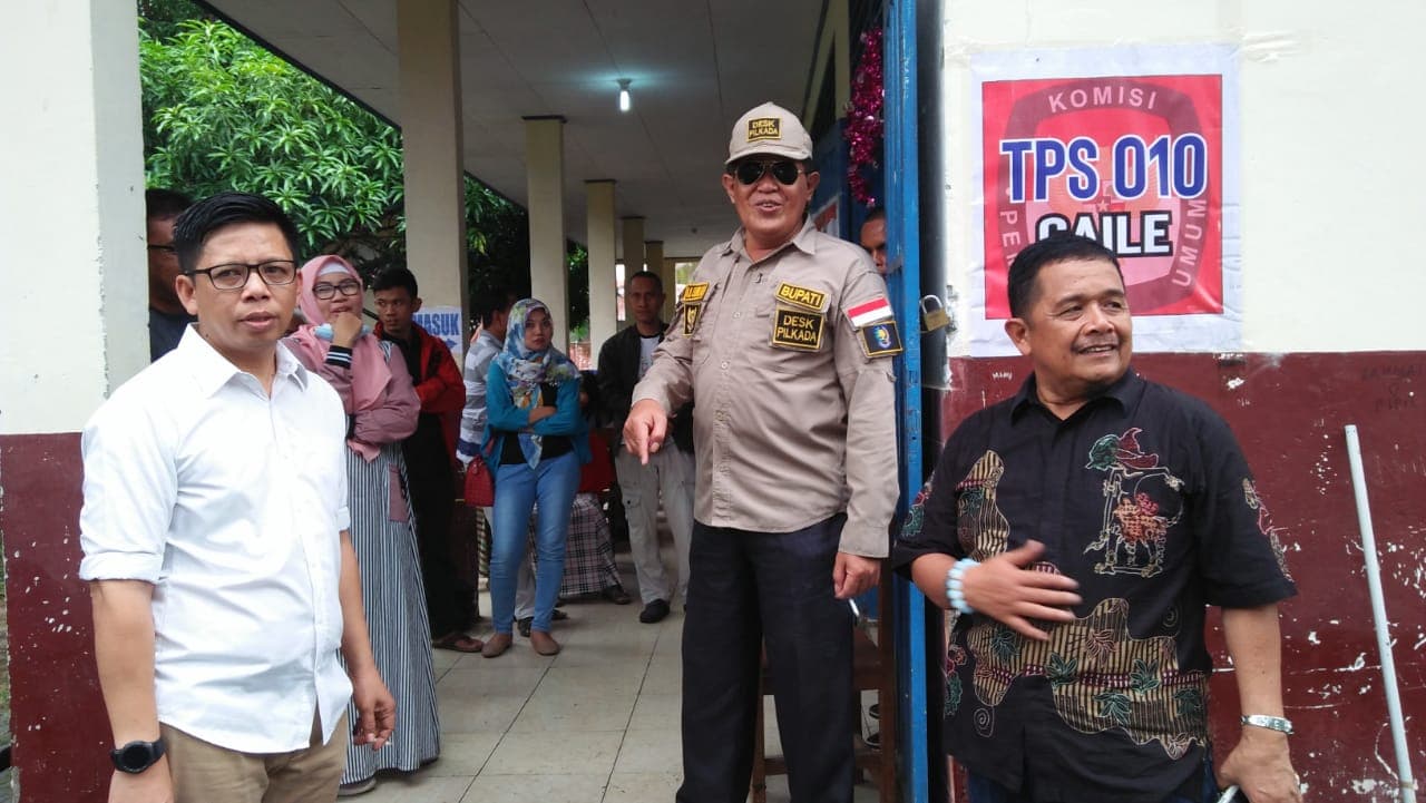 Bupati dan Wabup Mencoblos di TPS 10 Caile