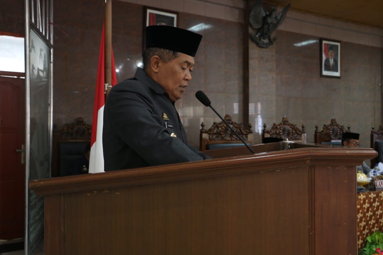 Bupati Serahkan Ranperda Pertanggung Jawaban Pelaksanaan  APBD 2017