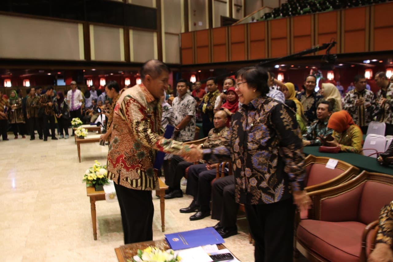 SUKSES LAKSANAKAN PROGRAM KAMPUNG IKLIM, BUPATI BULUKUMBA TERIMA PENGHARGAAN DARI MENTERI LHK RI