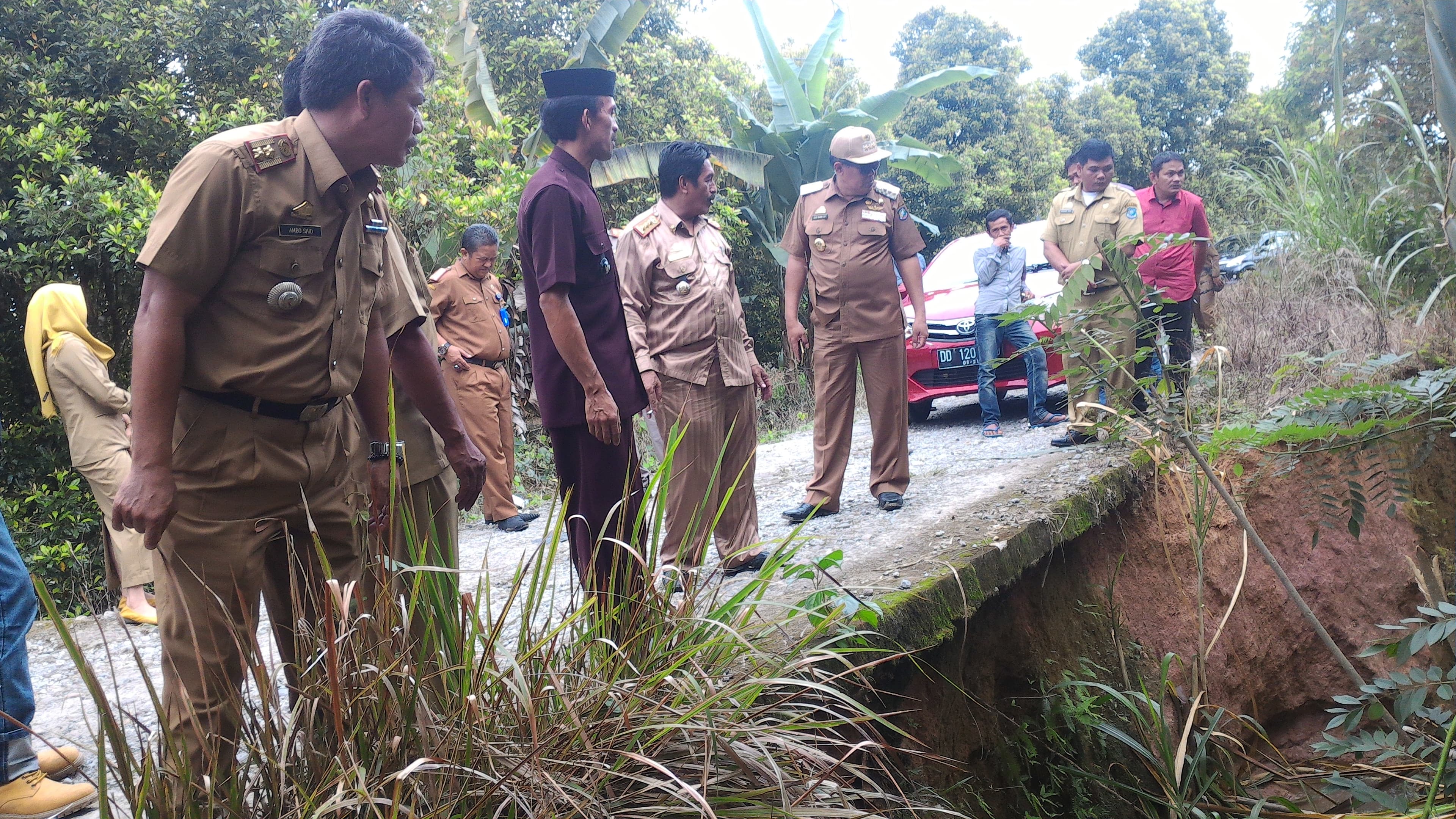 Andi Sukri Sappewali Hadiri Maulid Sambil Tinjau Jalanan Rusak