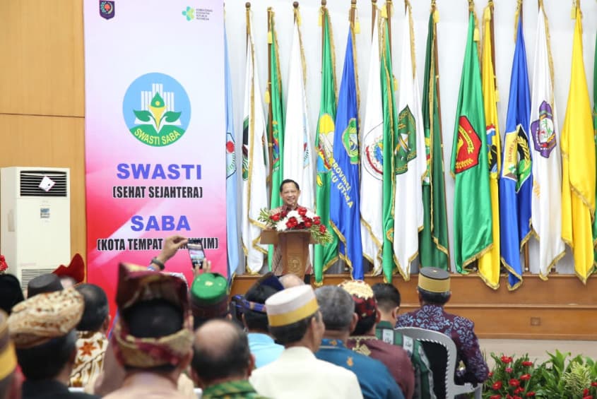 Berpakaian Adat Kajang, Wabup Tomy Terima Penghargaan Swasti Saba Wistara