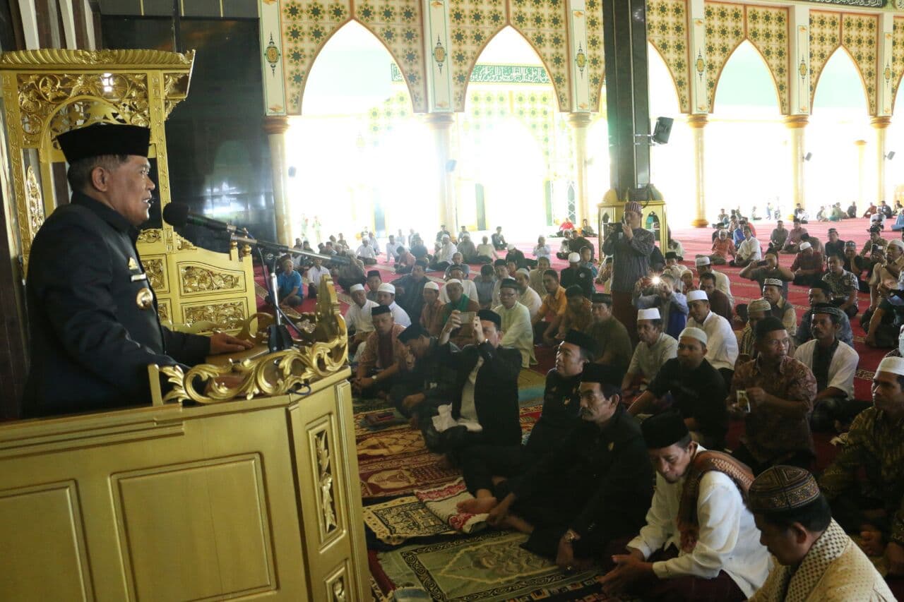 Bupati AM Sukri Sappewali Shalat Jumat di Masjid Islamic Center Dato Tiro
