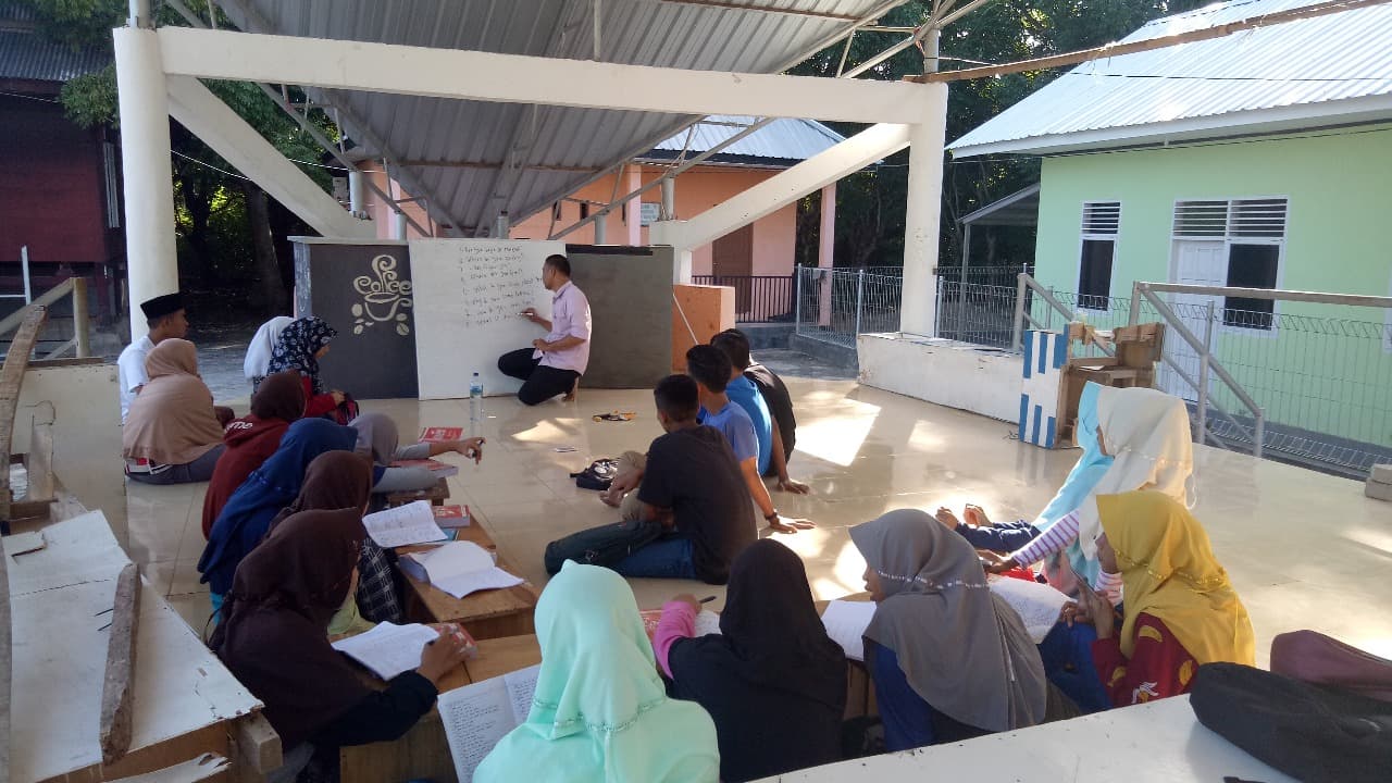 Tingkatkan SDM, Anak-anak di Bira Belajar Bahasa Inggris