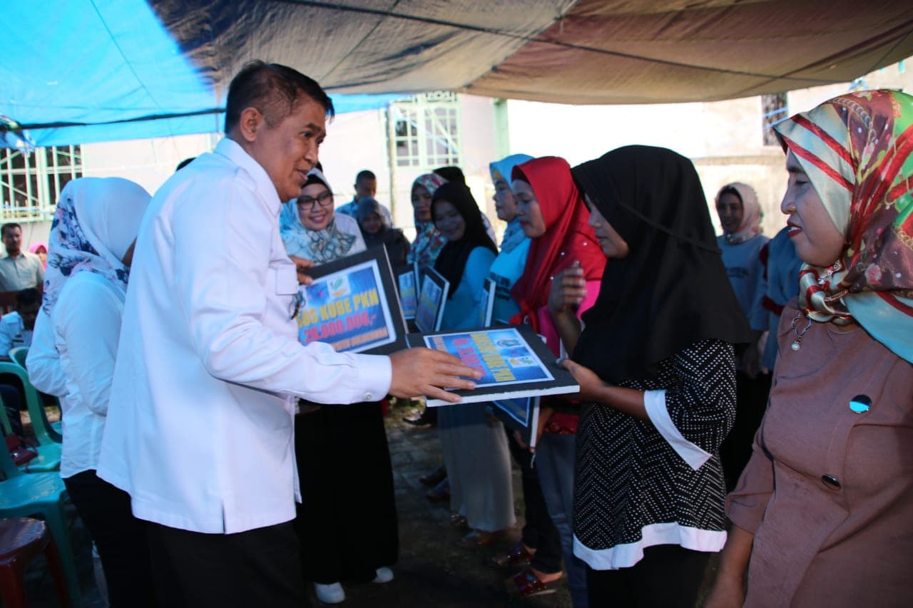 BUPATI BULUKUMBA SERAHKAN BANTUAN PADA KELOMPOK USAHA BERSAMA PROGRAM KELUARGA HARAPAN