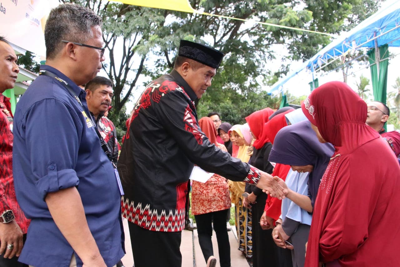 Serahkan Bantuan PKH, AM Sukri : Tidak Ada Alasan Anak Tidak Sekolah