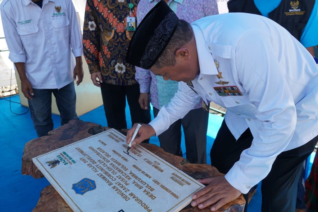 Bupati Launching Pusat Oleh-oleh Binaan Baznas di Tanjung Bira