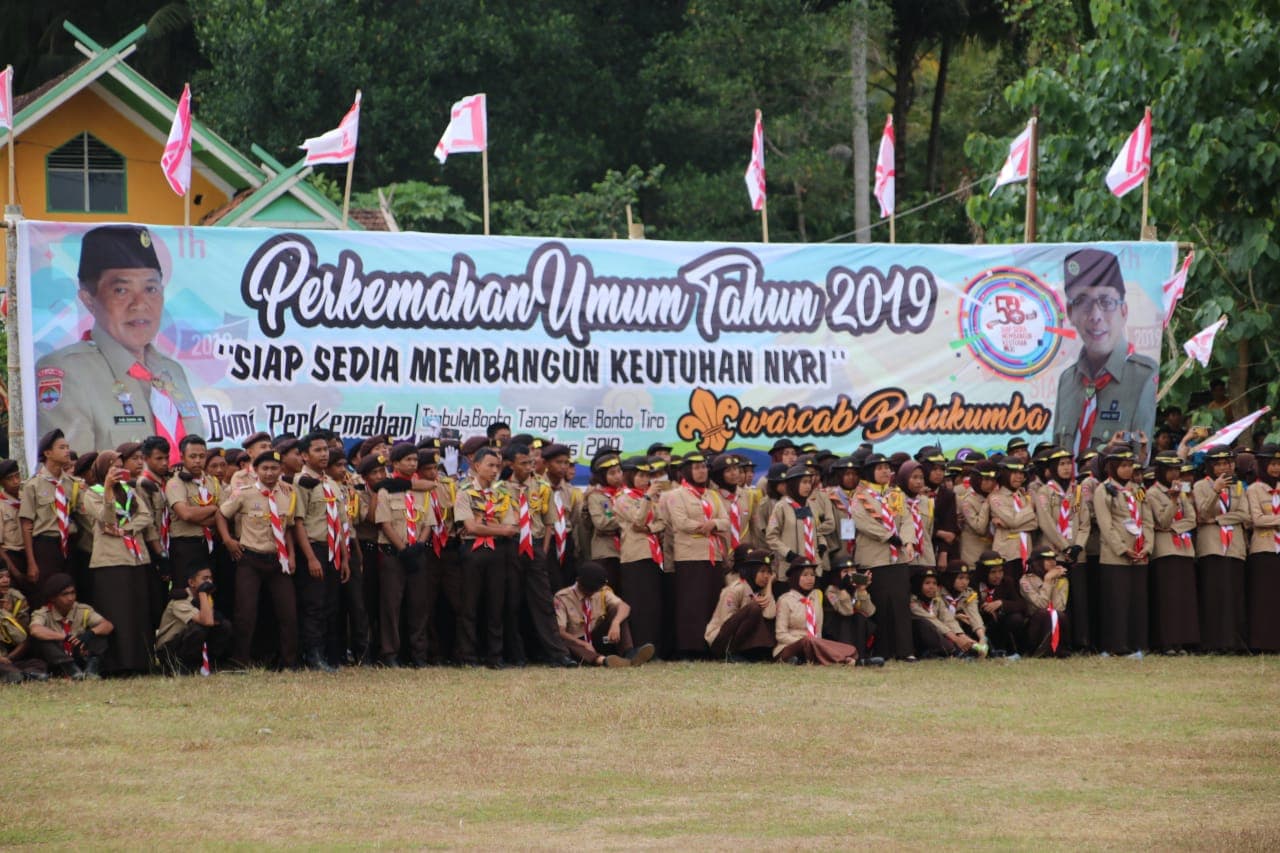 Di Perkemahan Pramuka, AM Sukri Sappewali Melantik Bupati dan Jajarannya