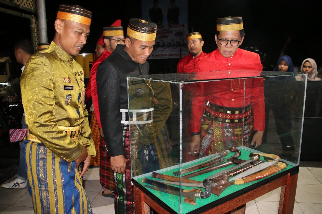 Tomy Satria Kukuhkan Pengurus Komunitas Pelestari Bilah Pusaka Panrita Bassi