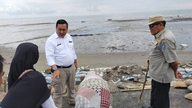 USAI APEL SIAGA BENCANA, BUPATI AM SUKRI SAPPEWALI TINJAU TALUD PANTAI MERPATI YANG JEBOL