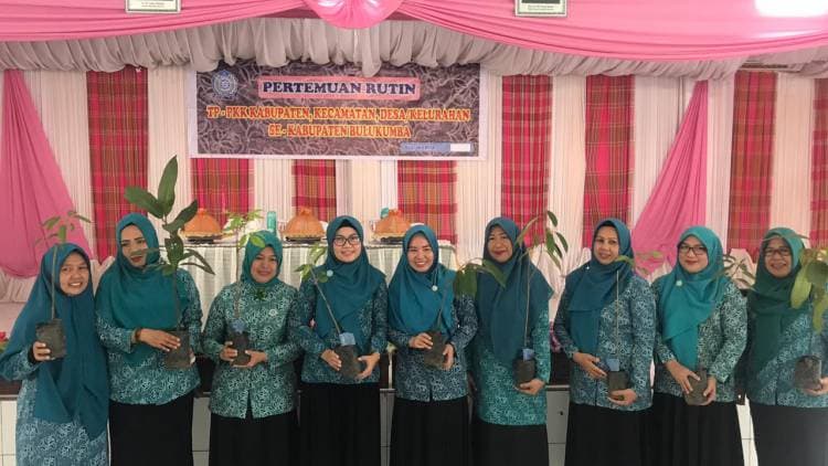 PEDULI LINGKUNGAN, KETUA TP PKK BULUKUMBA SALURKAN BIBIT POHON KE- 10 KECAMATAN