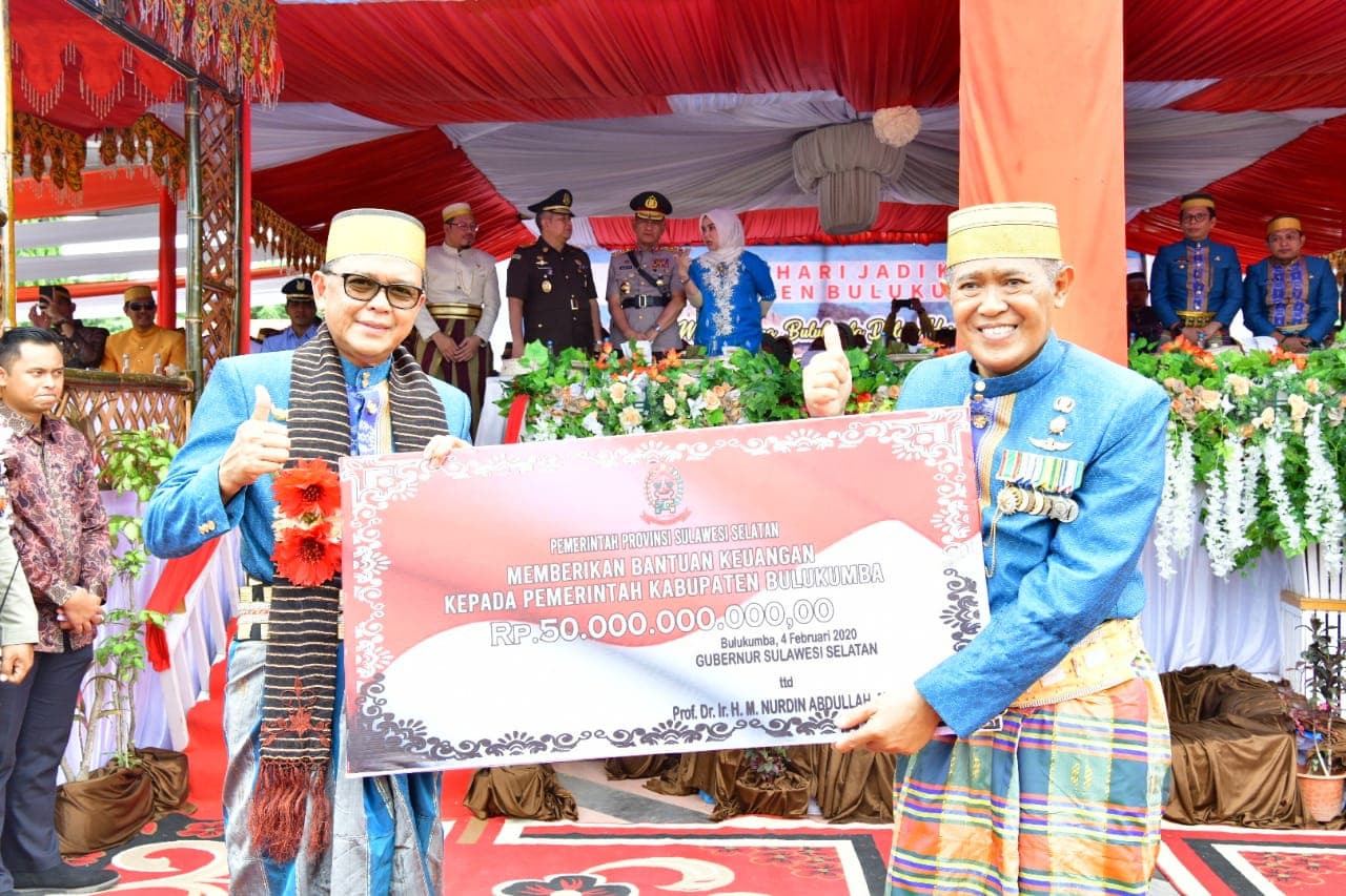 Hari Jadi Bulukumba, Gubernur Serahkan Bantuan Rp 50 Miliar dan 4 Bus Untuk Pariwisata