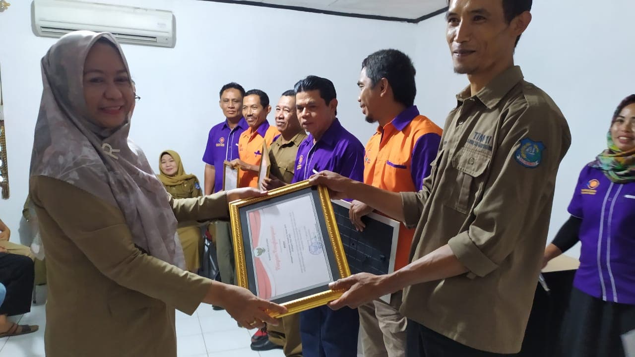 Dinas Peternakan dan Kesehatan Hewan Serahkan Piagam Penghargaan Kepada Petugas Inseminator Berprestasi