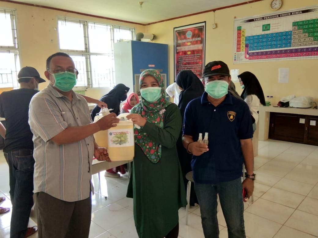 STIKES Panrita Husada Distribusi Hand Sanitizer ke Puskesmas