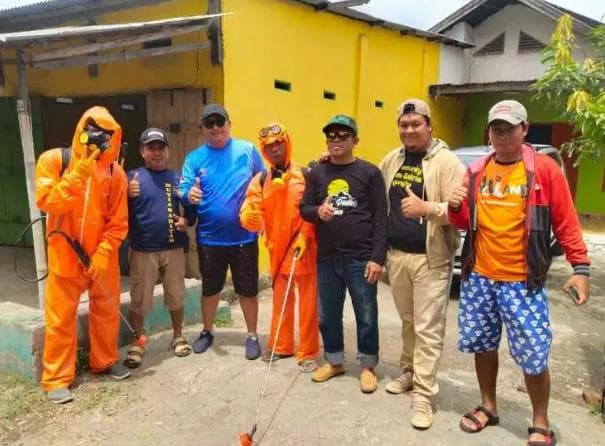 Kadis PUTR Bersama Tim Publikasi Diskominfo Bulukumba Lakukan Penyemprotan di Ujung Loe, Desa Garanta