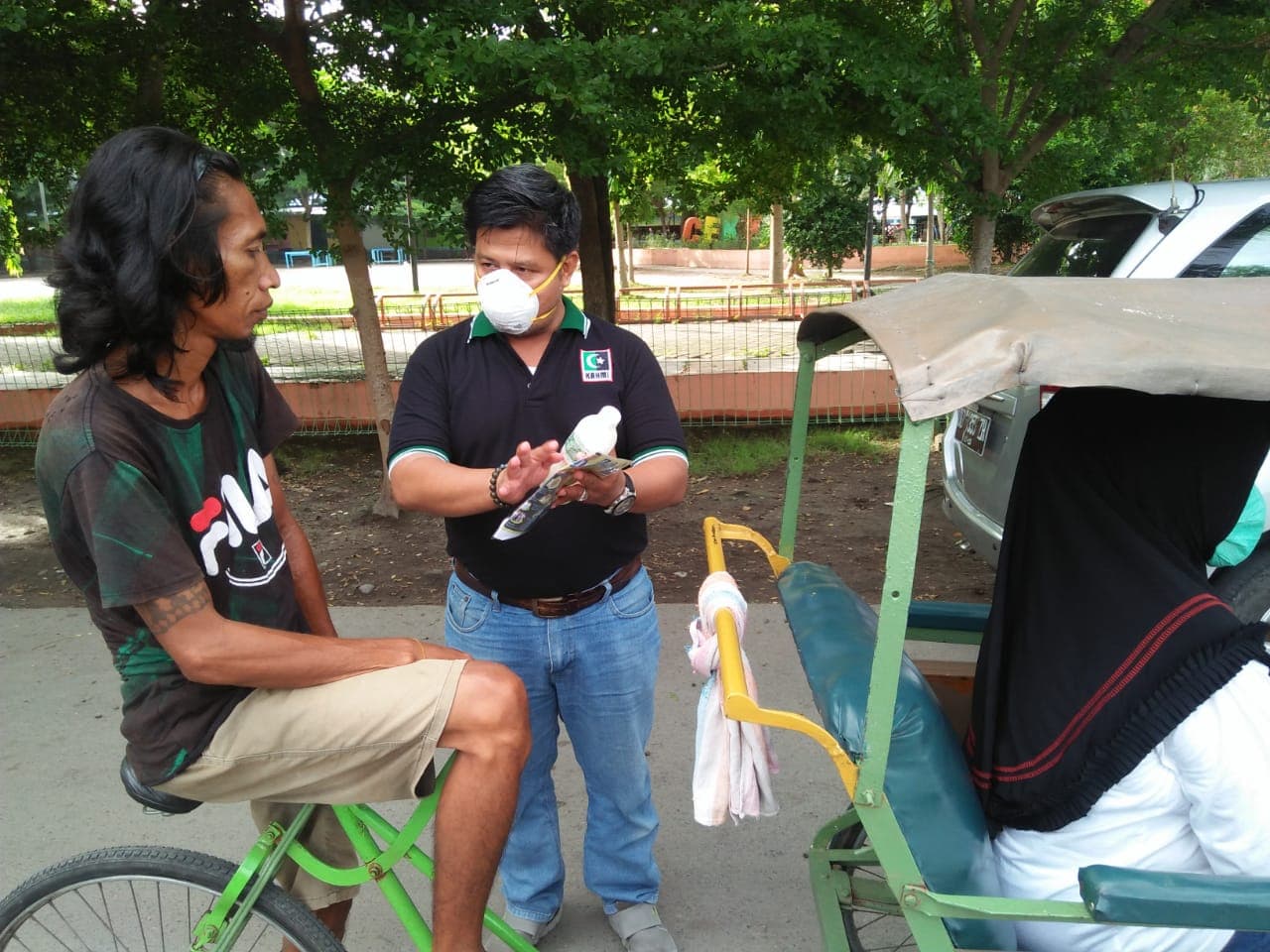 Forhati KAHMI Bulukumba Berbagi Paket Pencegah Covid-19