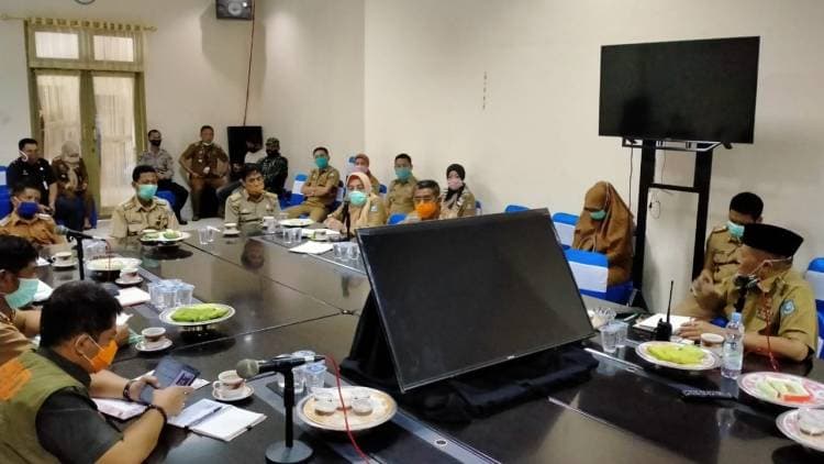 Bupati Ingatkan Perlunya Keramahan oleh Petugas Posko