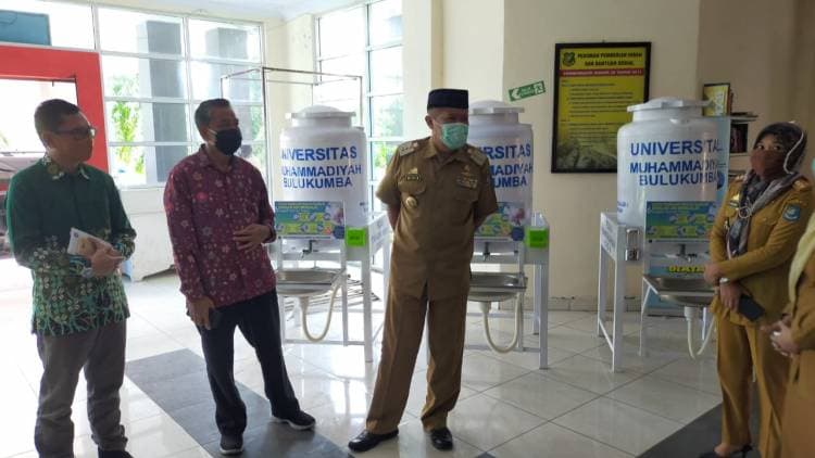 UMB Serahkan Bantuan Cuci Tangan Portable ke Gugus Tugas Covid-19