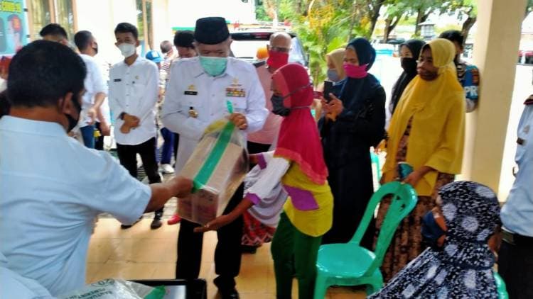 Warga Terdampak Covid-19 Terima Bantuan Pemerintah