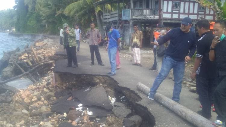BUPATI PERINTAHKAN KADIS PUPR BENAHI JALAN YANG LONGSOR