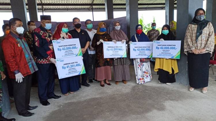 BPJS Ketenagakerjaan Serahkan Santunan Kematian dan Bantuan 1 Ton Beras Untuk Warga Terdampak Covid-19