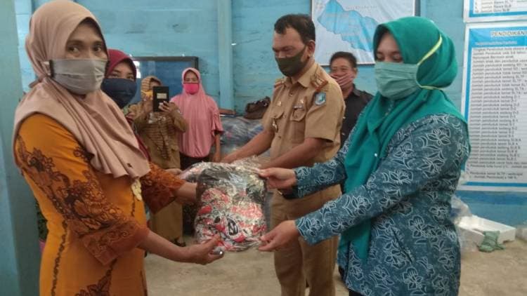 Pemerintah Desa Bulolohe Serahkan Ribuan Masker kepada Warga Kampung KB