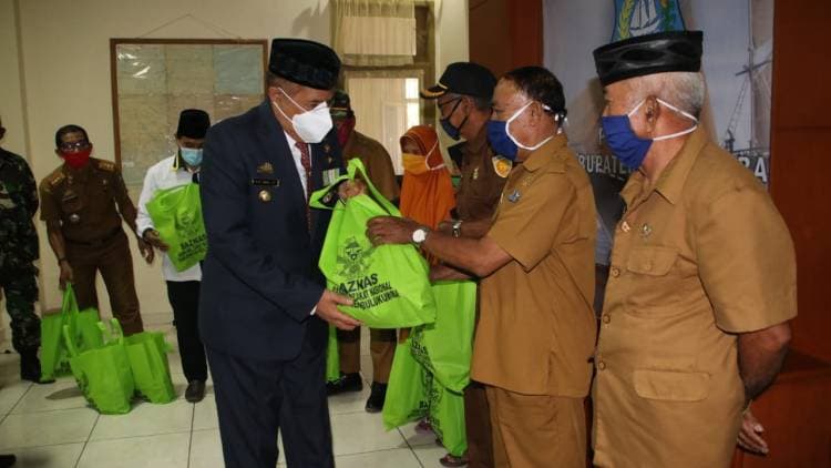 Baznas Serahkan 100 Paket Bingkisan kepada Para Veteran