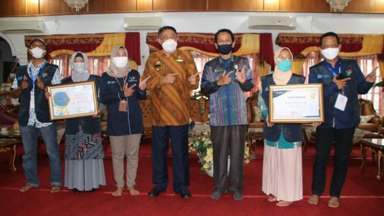 Lewati Target Sensus Online, Bupati Bulukumba Terima Penghargaan BPS