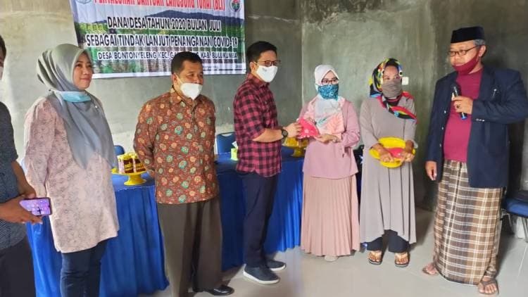 Desa Bontonyeleng Kembali Salurkan BLT Tahap IV, Wabup Tomy : Semoga BLT Ini Dapat Meringankan Beban Masyarakat