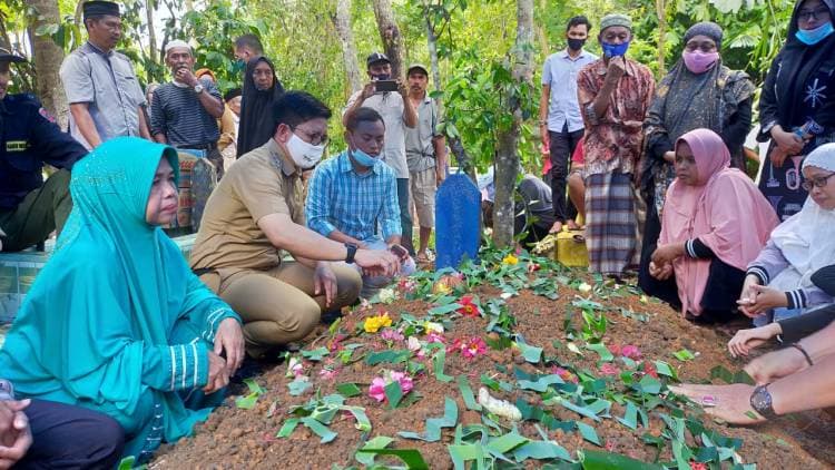 Wabup Tomy Satria Hadiri Pemakaman Almarhum Kades Pangalloang