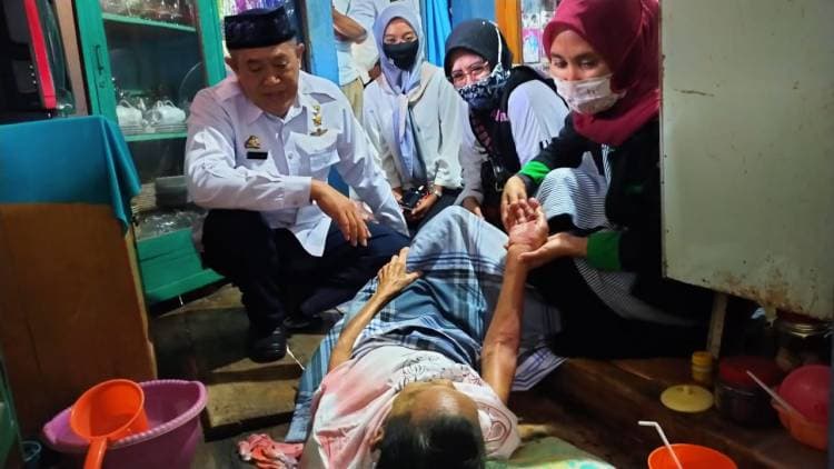 Bupati Sambangi Warga Kurang Mampu di Kampung Nipa