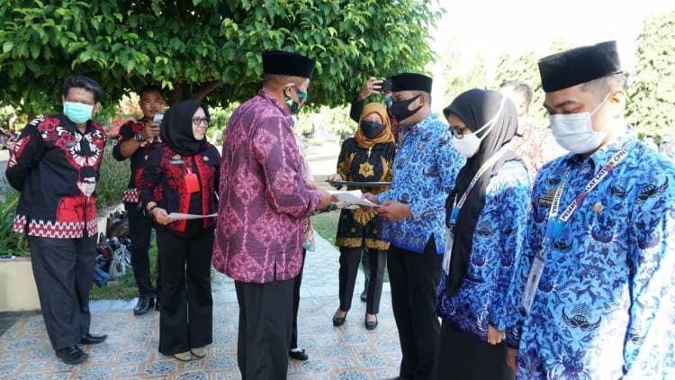 Serahkan Sertifikat Latsar, Bupati Ingatkan Netralitas PNS di Pilkada