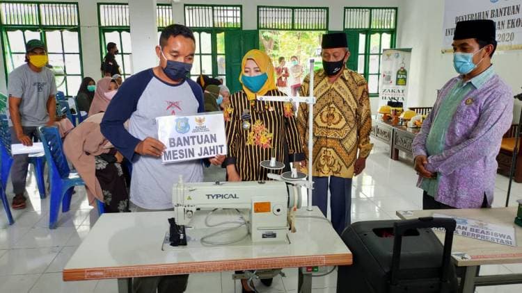Berdayakan Ekonomi Masyarakat, Baznas Bulukumba Salurkan Bantuan Mesin Jahit dan Alat Perbengkelan.