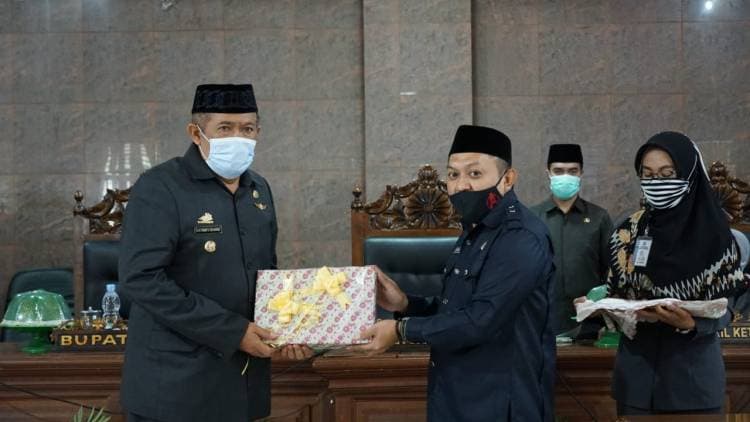 Melalui Rapat Paripurna DPRD, Bupati Serahkan Ranperda APBD 2021