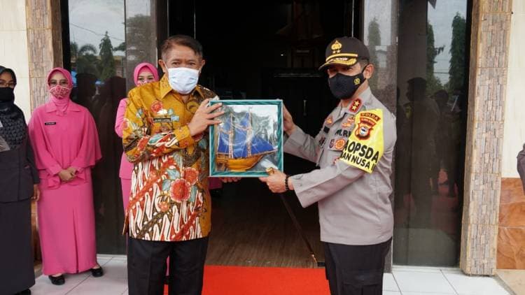 Kunker Kapolda di Bulukumba, Bupati Serahkan Miniatur Pinisi Lambang Butta Panrita Lopi