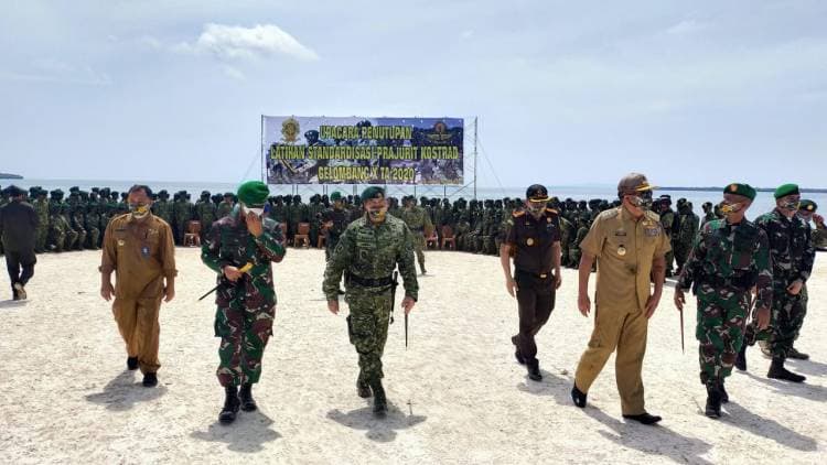 Penutupan Latihan Standardisasi Prajurit Kostrad, Bupati Bulukumba Mendapat Brevet Cakra
